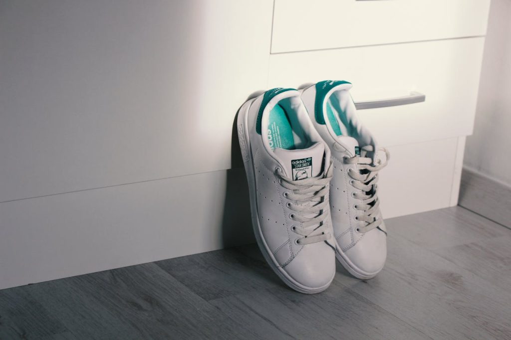 Od Biegacza po Stylowy Dodatek: Historia i Ewolucja Modelu Adidas Stan Smith