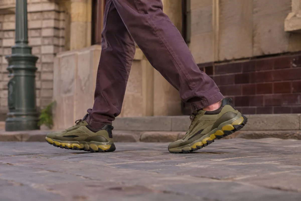 Reebok Zig Kinetica 2.5 vs Edge — modele noszone w codziennej miejskiej stylizacji