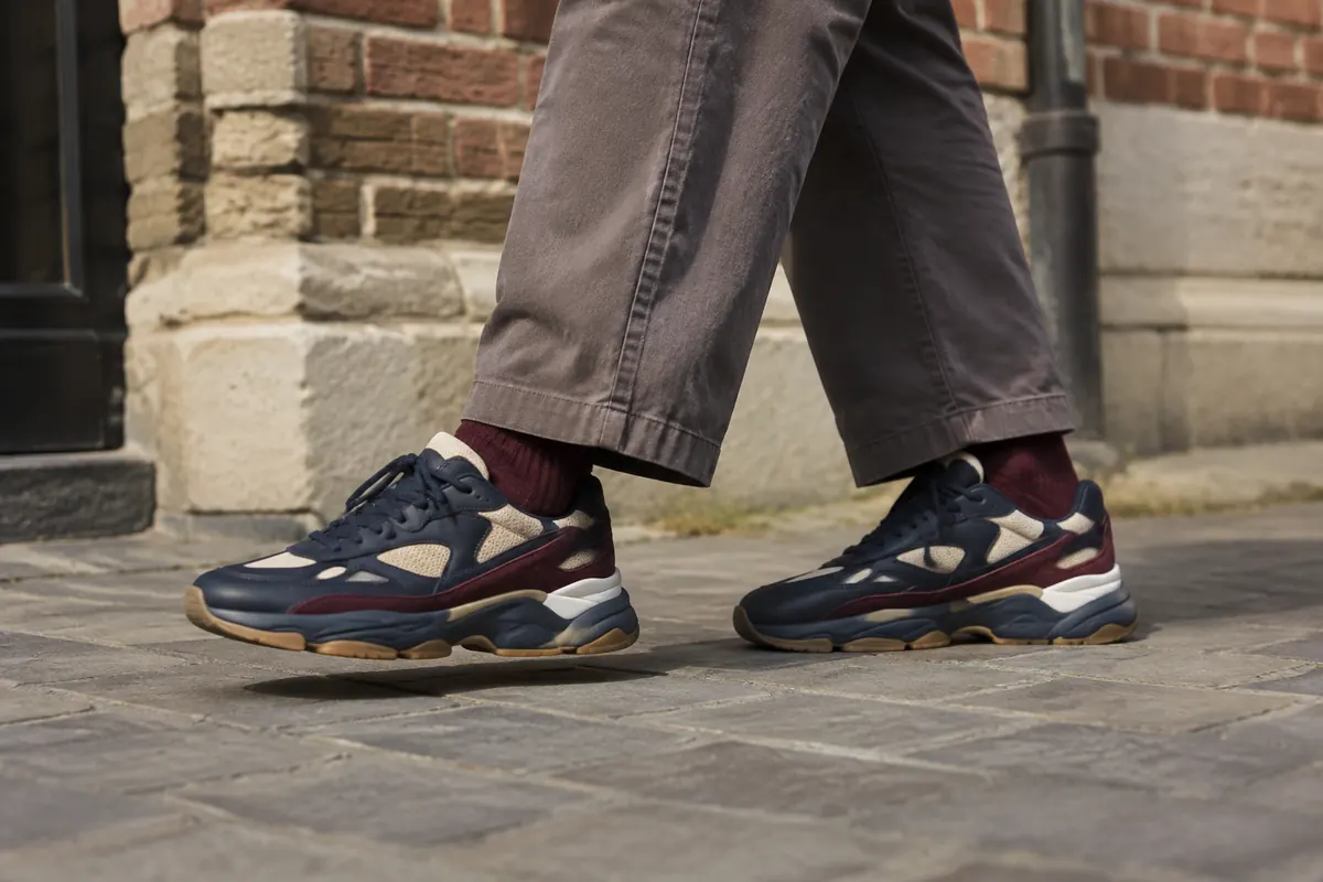 adidas Ozweego vs Response CL — modele noszone w codziennej miejskiej stylizacji