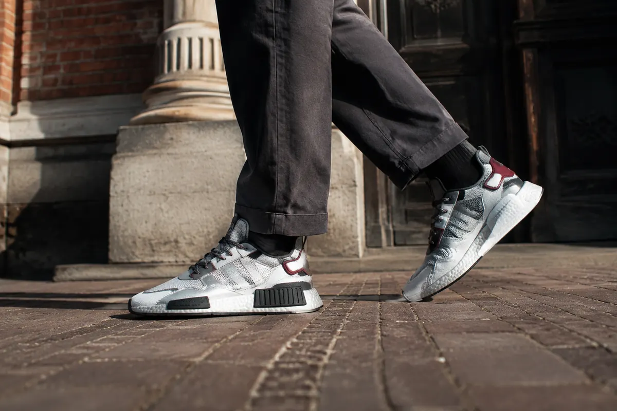 adidas NMD R1 vs Ozweego — modele noszone w codziennej miejskiej stylizacji