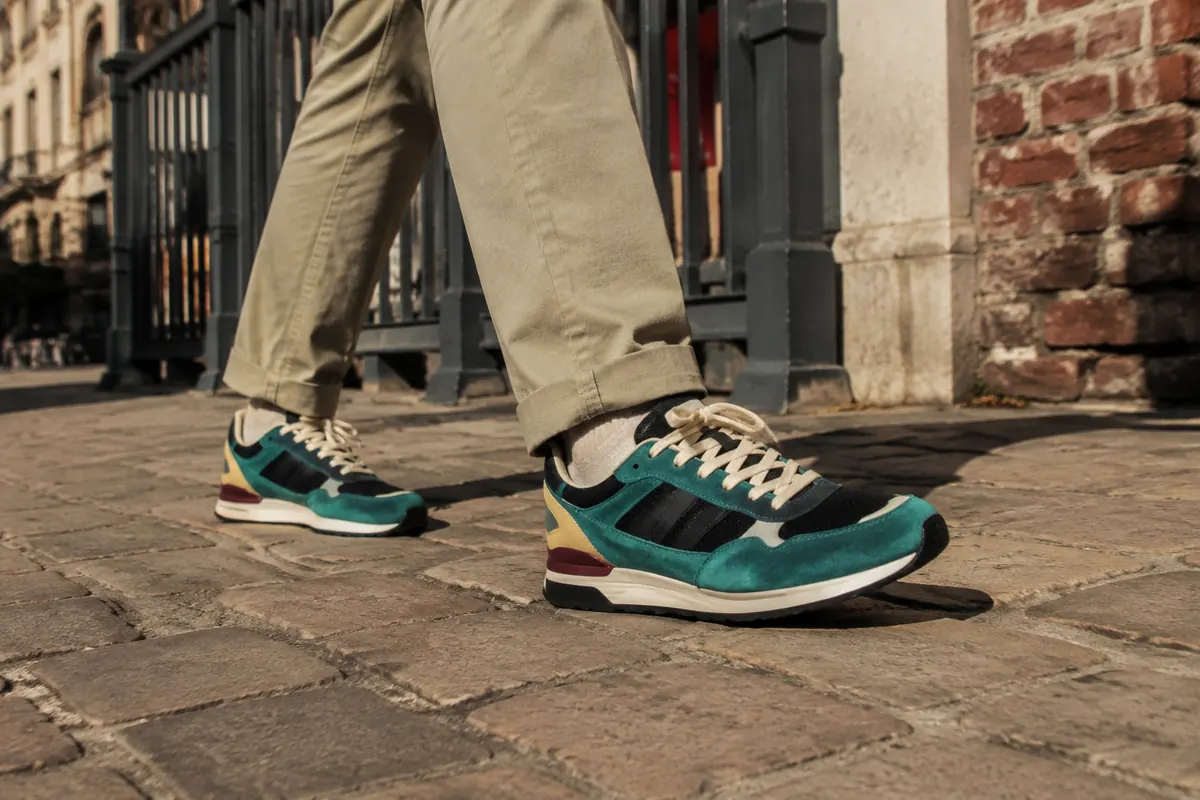 adidas ZX 750 vs ZX 500 — modele noszone w codziennej miejskiej stylizacji